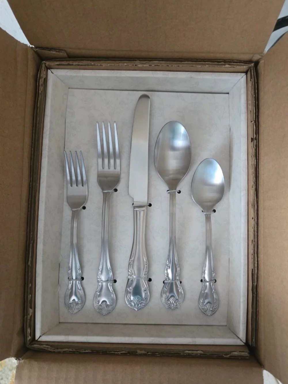 Pioneer Woman Colette Satin 20 piece Flatware Set NEW